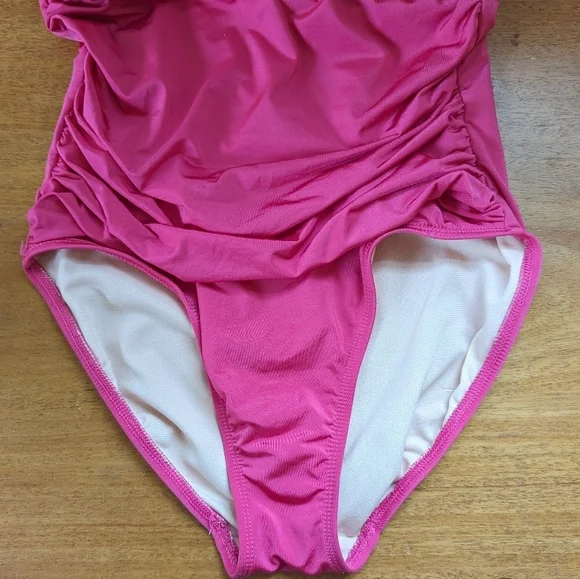 La‎ Blanca Ruched One Piece Swimsuit - Picture 5 of 9